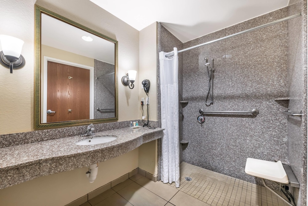 جناح بسريرين كوين بغرفة نوم واحدة مع أريكة لذوي الإعاقة، Comfort Suites Ocala - North 10/10