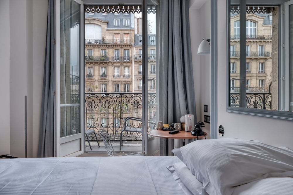 ROOM, DOUBLE BED, ARC DE TRIOMPHE VIEW, BALCONY