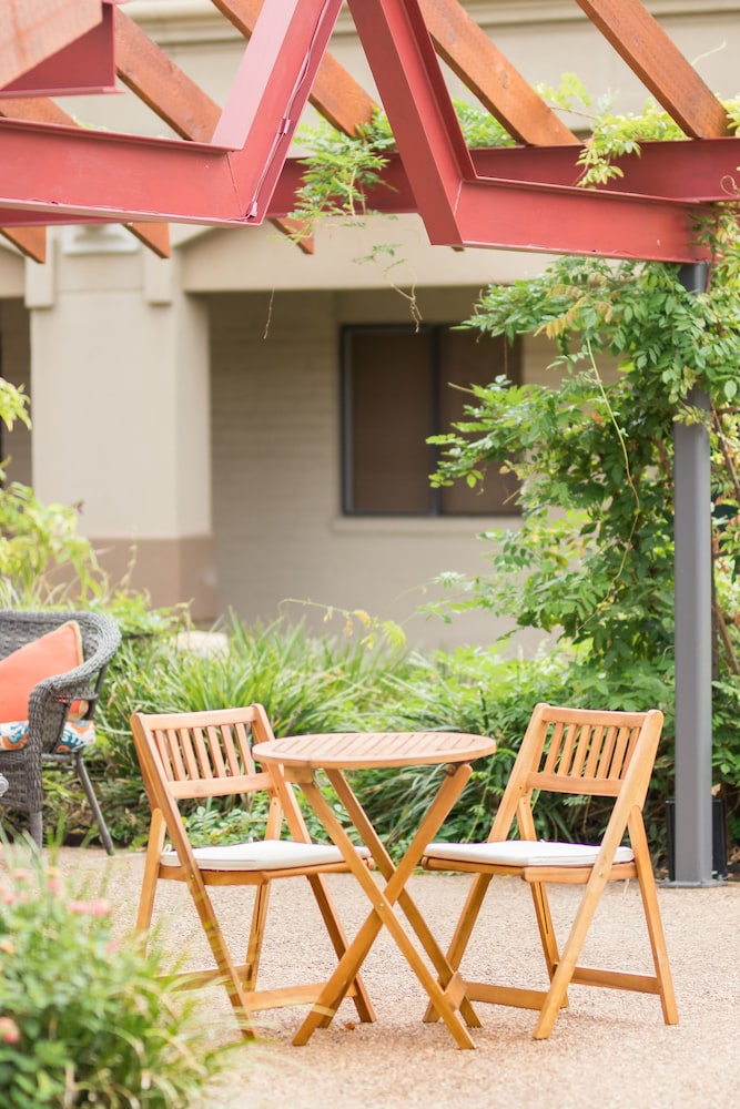 Vineyard Court Designer Suites Hotel 7/56