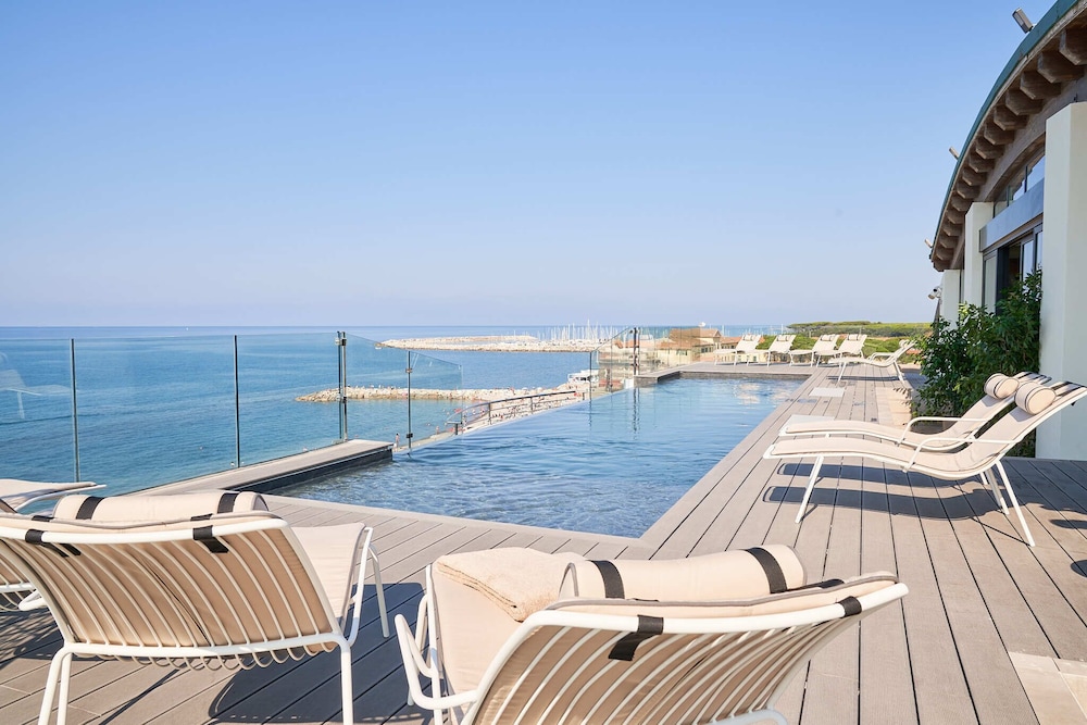 Palace Lido Hotel and Suites 30/33