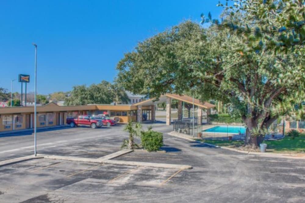 Americas Best Value Inn Uvalde 28/31
