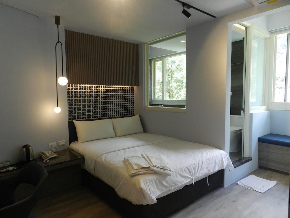 DELUXE, QUEEN BED