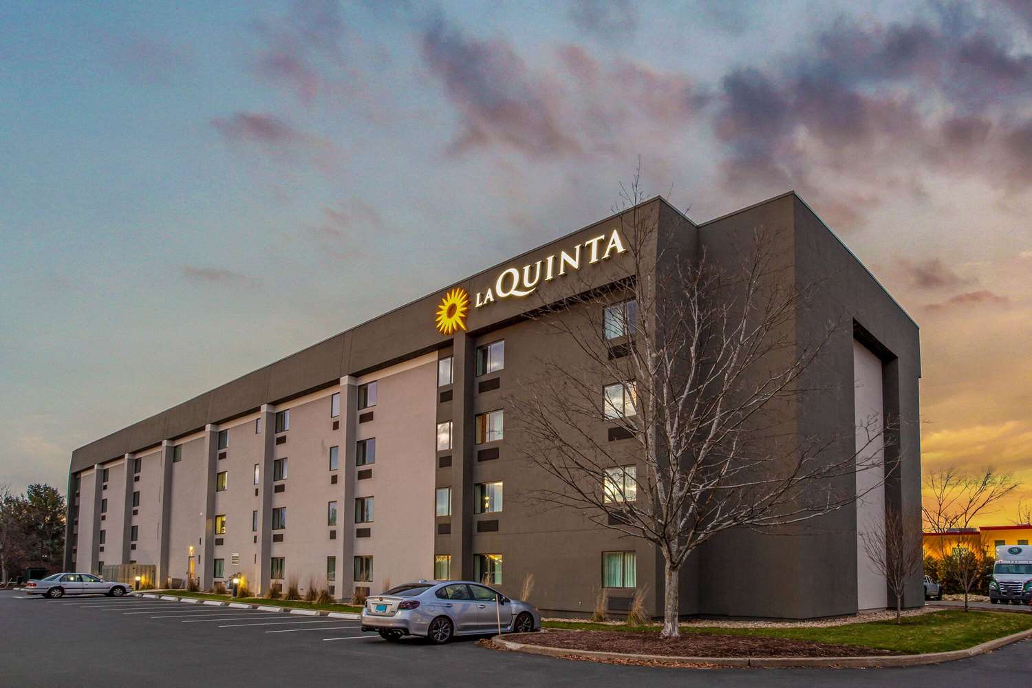 La Quinta Inn & Suites by Wyndham Hartford - Bradley Airport 2/47