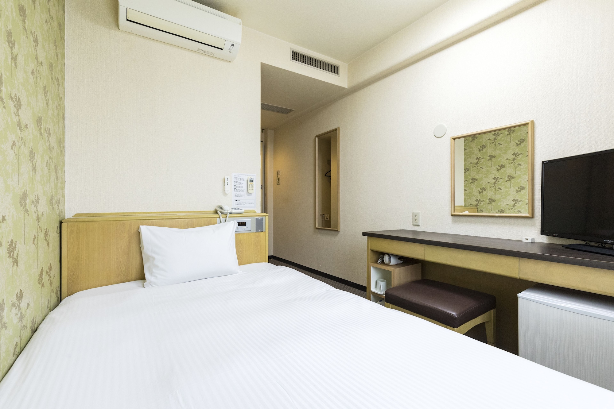 ROOM, SINGLE