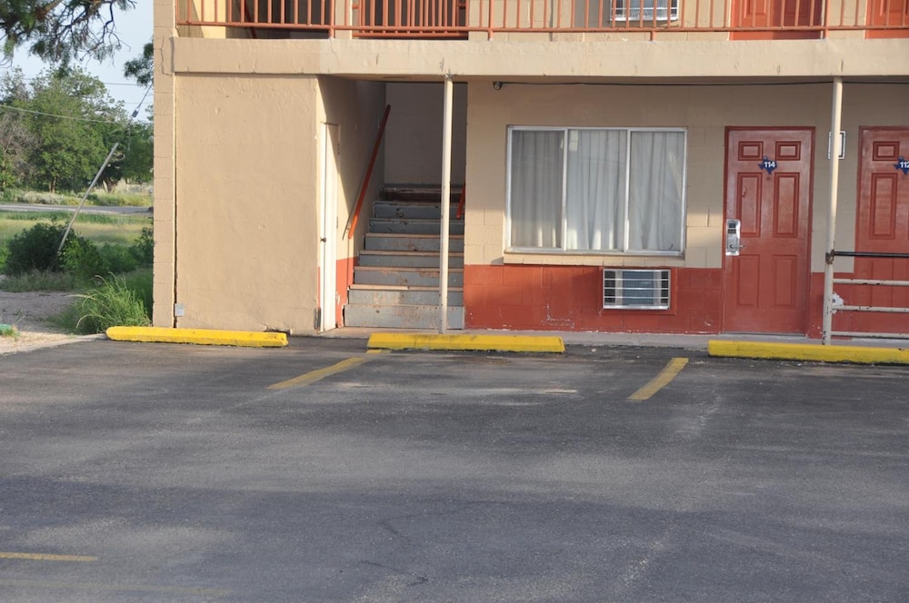 Budget Inn 33/38