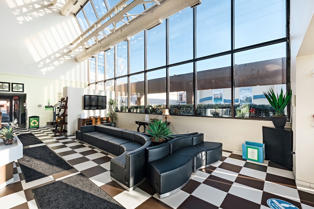 The Atrium Resort 29/36