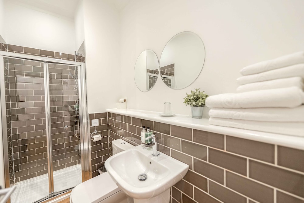 شقة بسرير كوين بغرفة نوم واحدة مع أريكة، Edinburgh Castle Apartments And Suites 4/5
