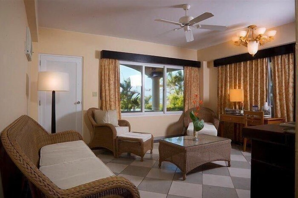 Las Olas Beach Resort 30/50