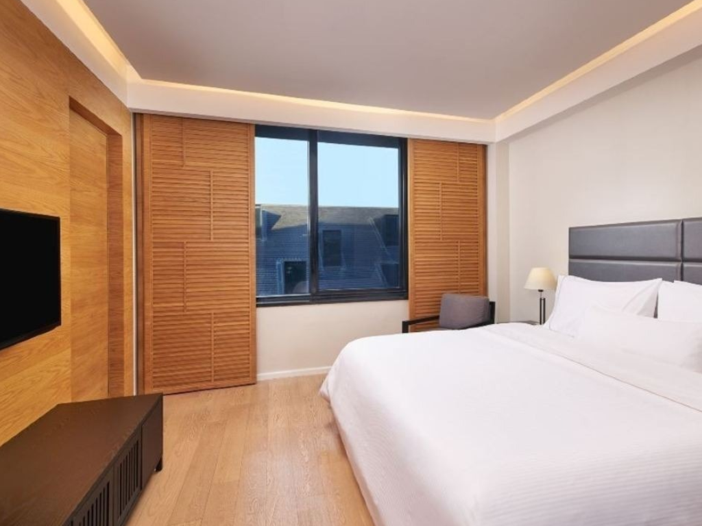 1 Bedroom, Residential, Junior Suite, King Bed, Club Lounge Access