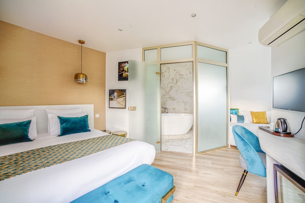 Queens Hotel 17/50
