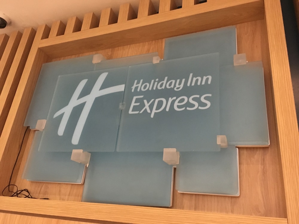 Holiday Inn Express London - Victoria by IHG 12/69