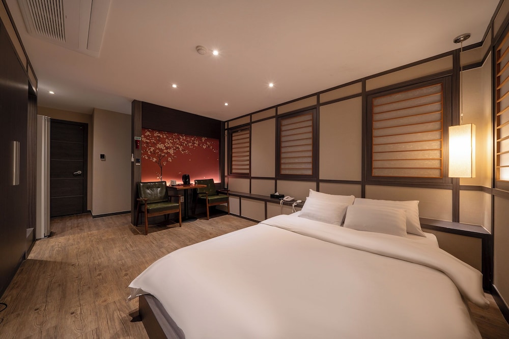 Deluxe, Queen Bed, River View, Laundry