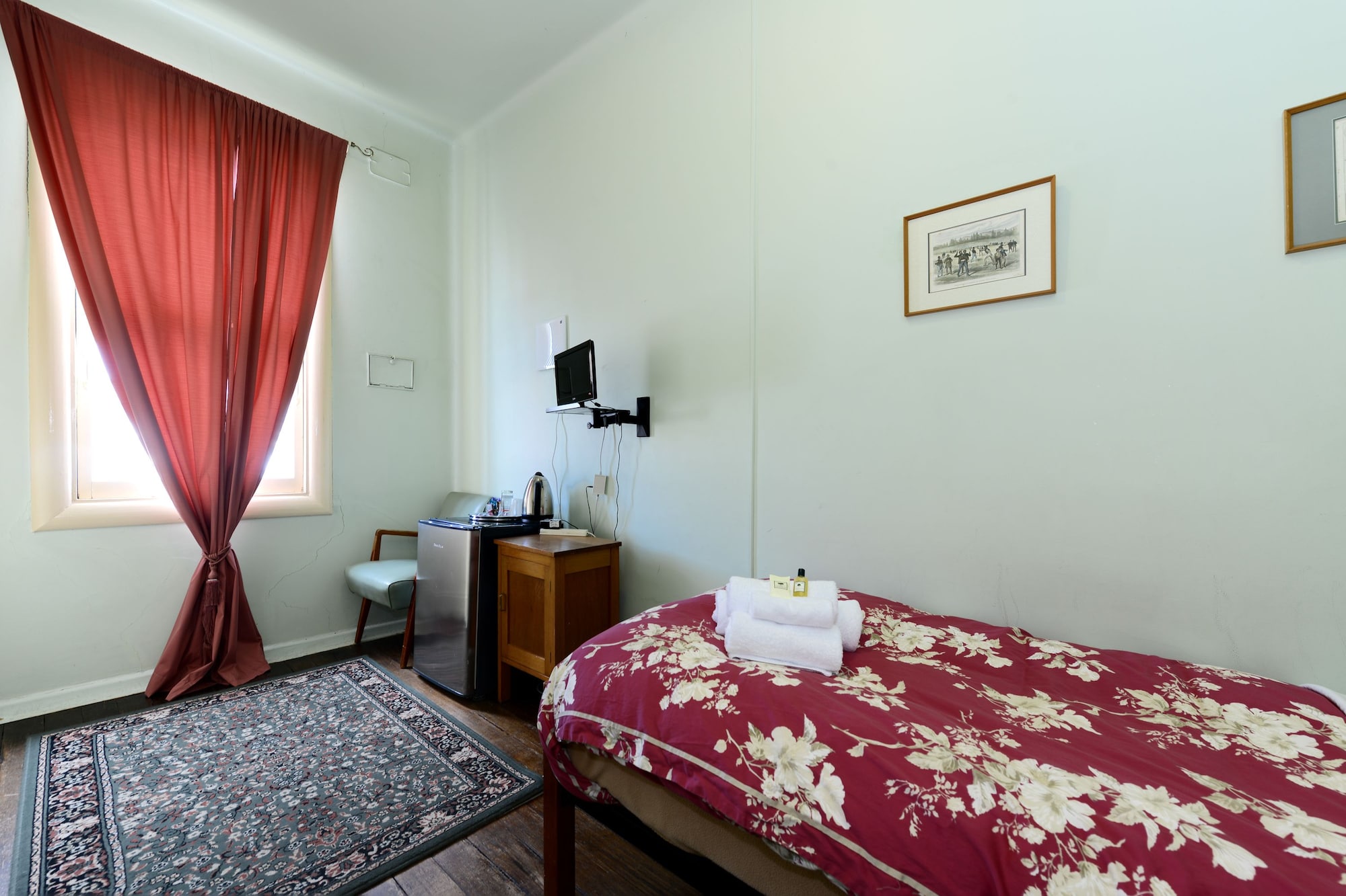 1 BEDROOM, SUITE, SINGLE, SHARED BATHROOM