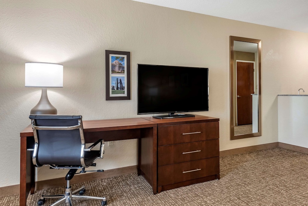 Comfort Inn Suites Pueblo 18/24