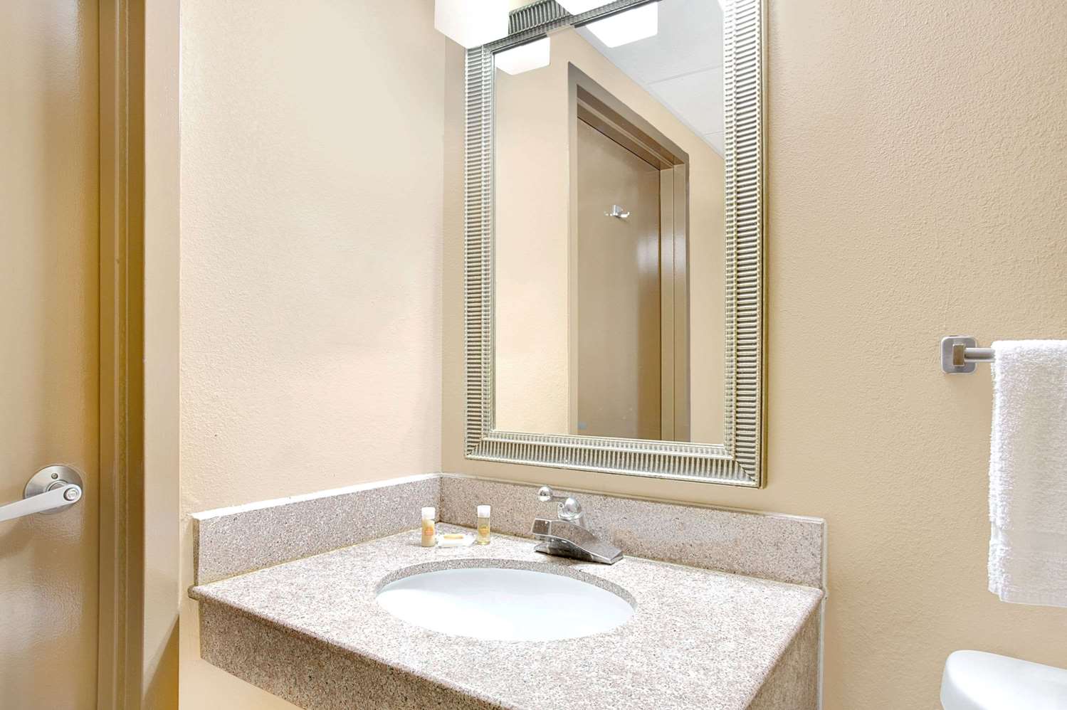 Days Inn by Wyndham Newport News City Center Oyster Point 19/22