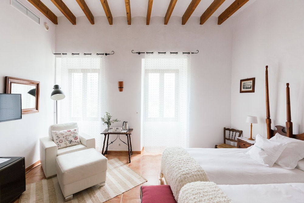 DELUXE, DOUBLE OR TWIN BED