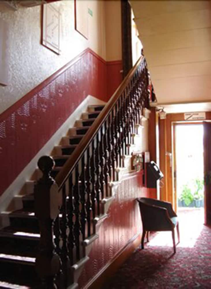 Edinburgh House Hotel 5/50