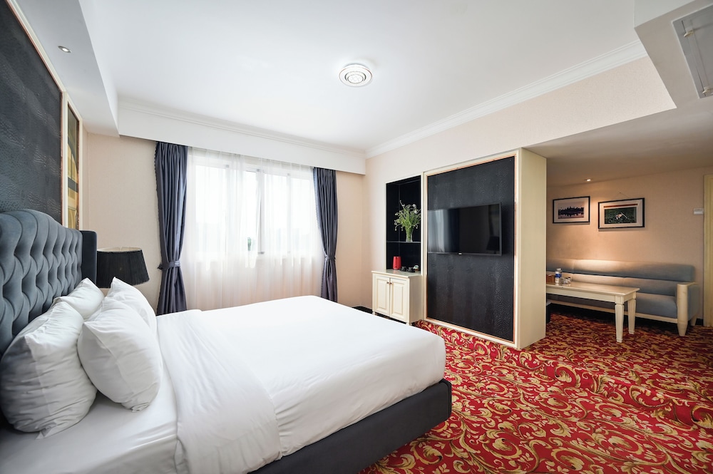 JUNIOR, KING BED, CITY VIEW