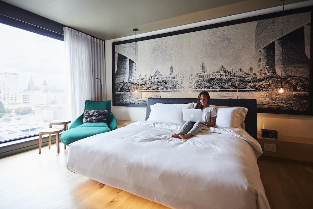 SIGNATURE, KING BED, CITY VIEW