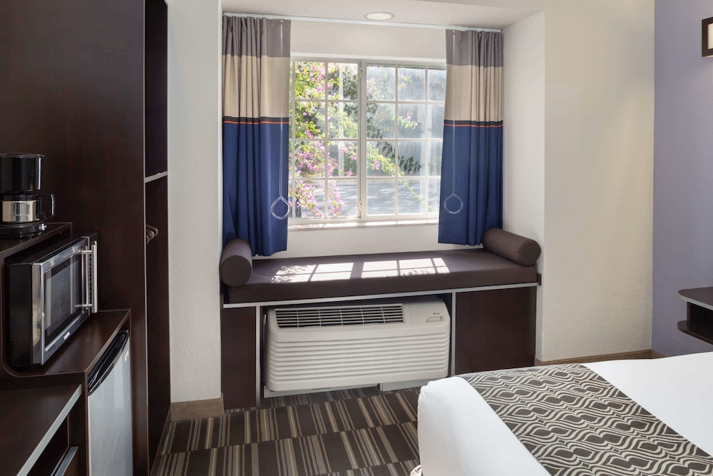 Microtel Inn and Suites by Wyndham Brooksville 10/53