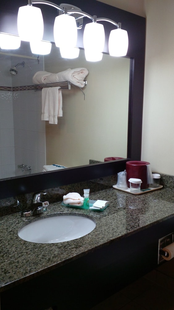Anchor Inn And Suites 32/34