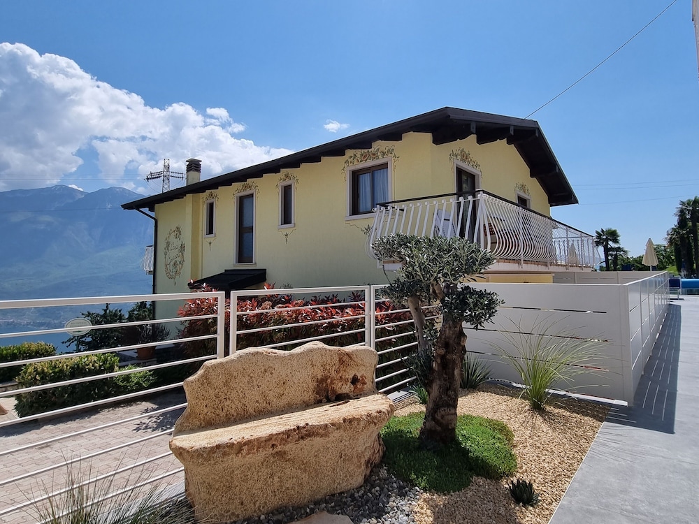 Village Hotel Lucia 4/50