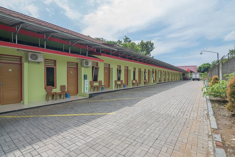 RedDoorz near Kampus UMP Purwokerto 3/44