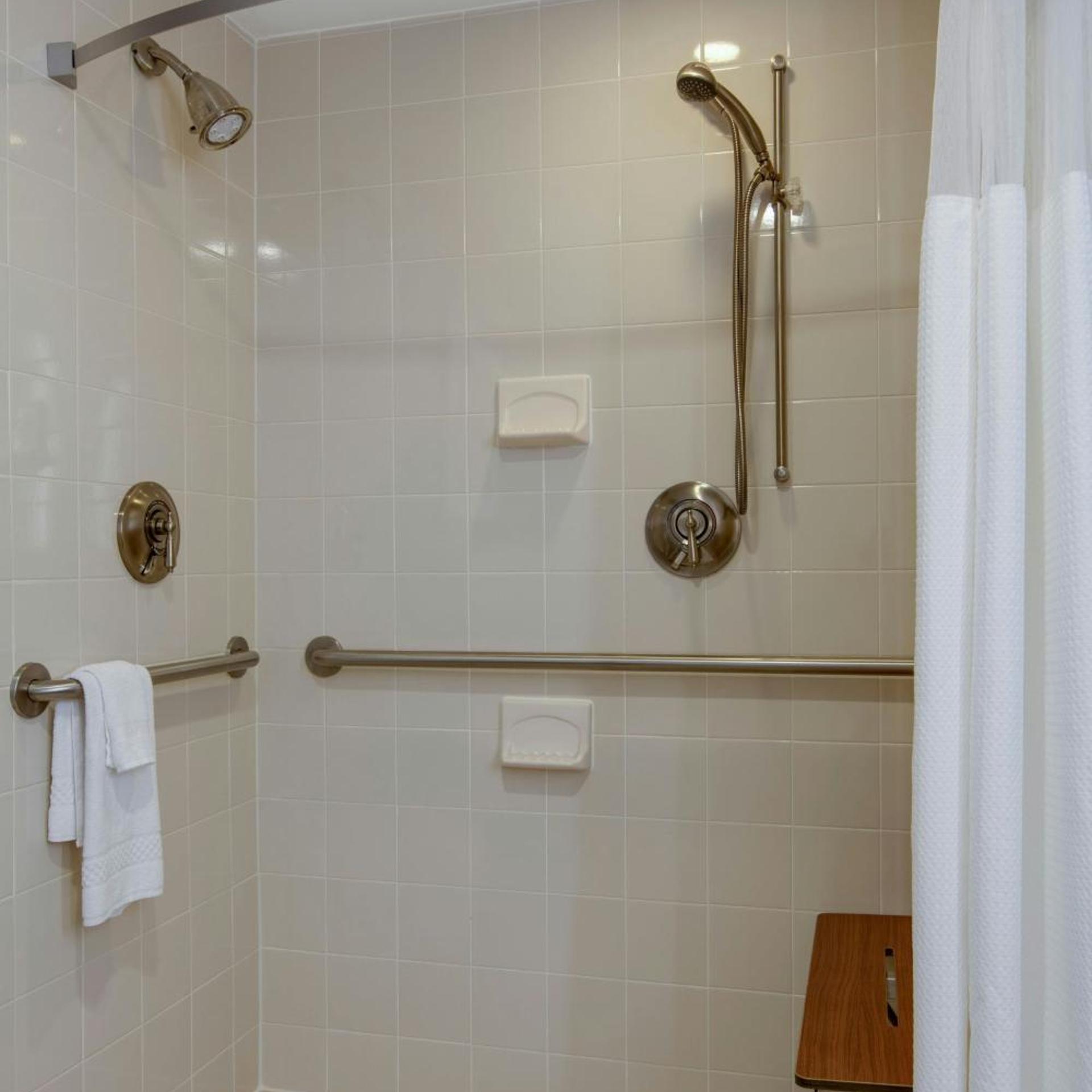 غرفة بسرير كينج بحوض استحمام لذوي الإعاقة، COURTYARD BY MARRIOTT LOGAN AIRPORT 6/7