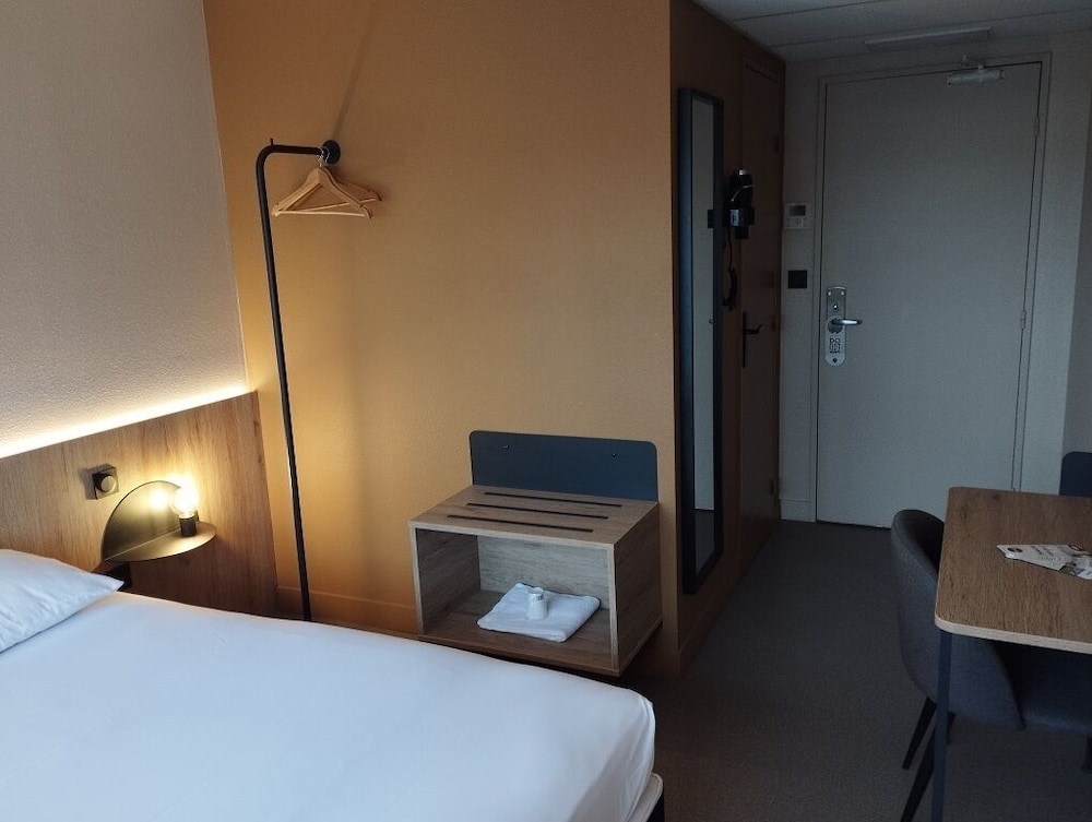 ROOM, DOUBLE BED