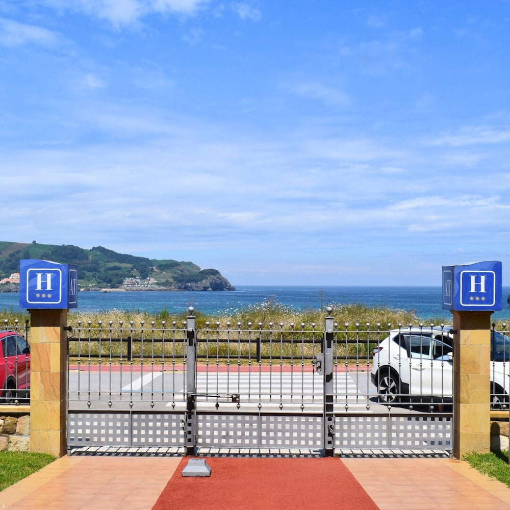 Maritimo Ris Hotel and Apartments 66/73