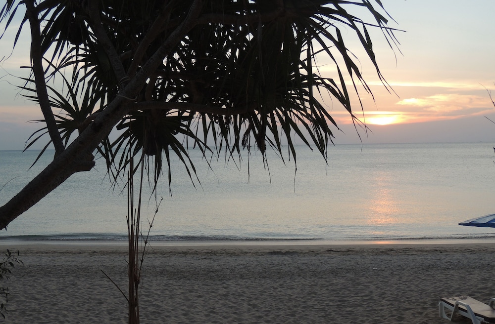 LANTA SEAFRONT RESORT 56/66