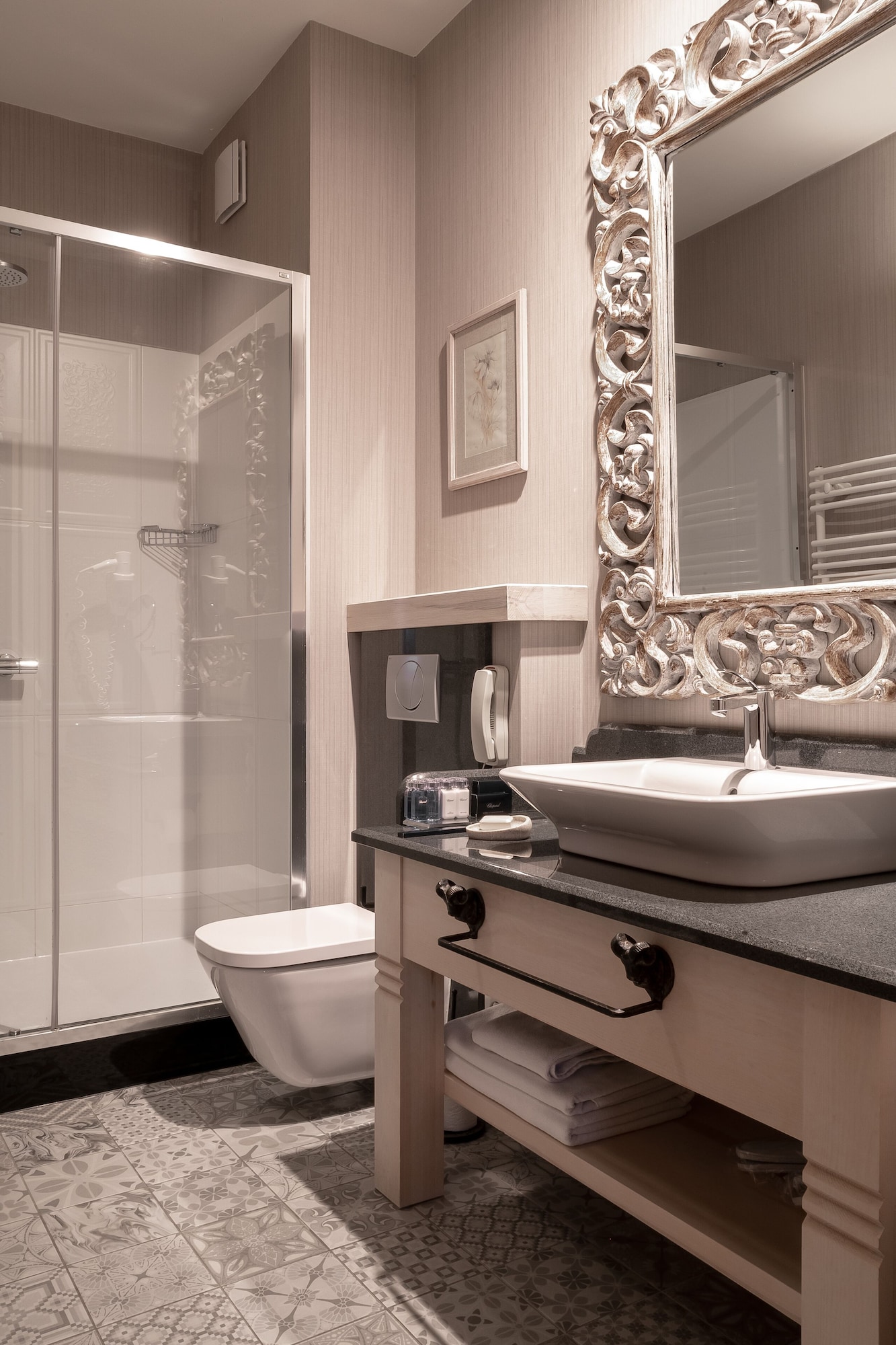 SUITE, TWIN BEDS