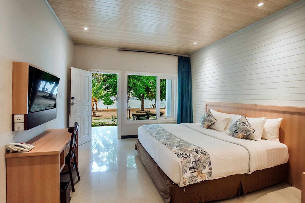 DELUXE, COTTAGE, DOUBLE OR TWIN BED, BEACH FRONT