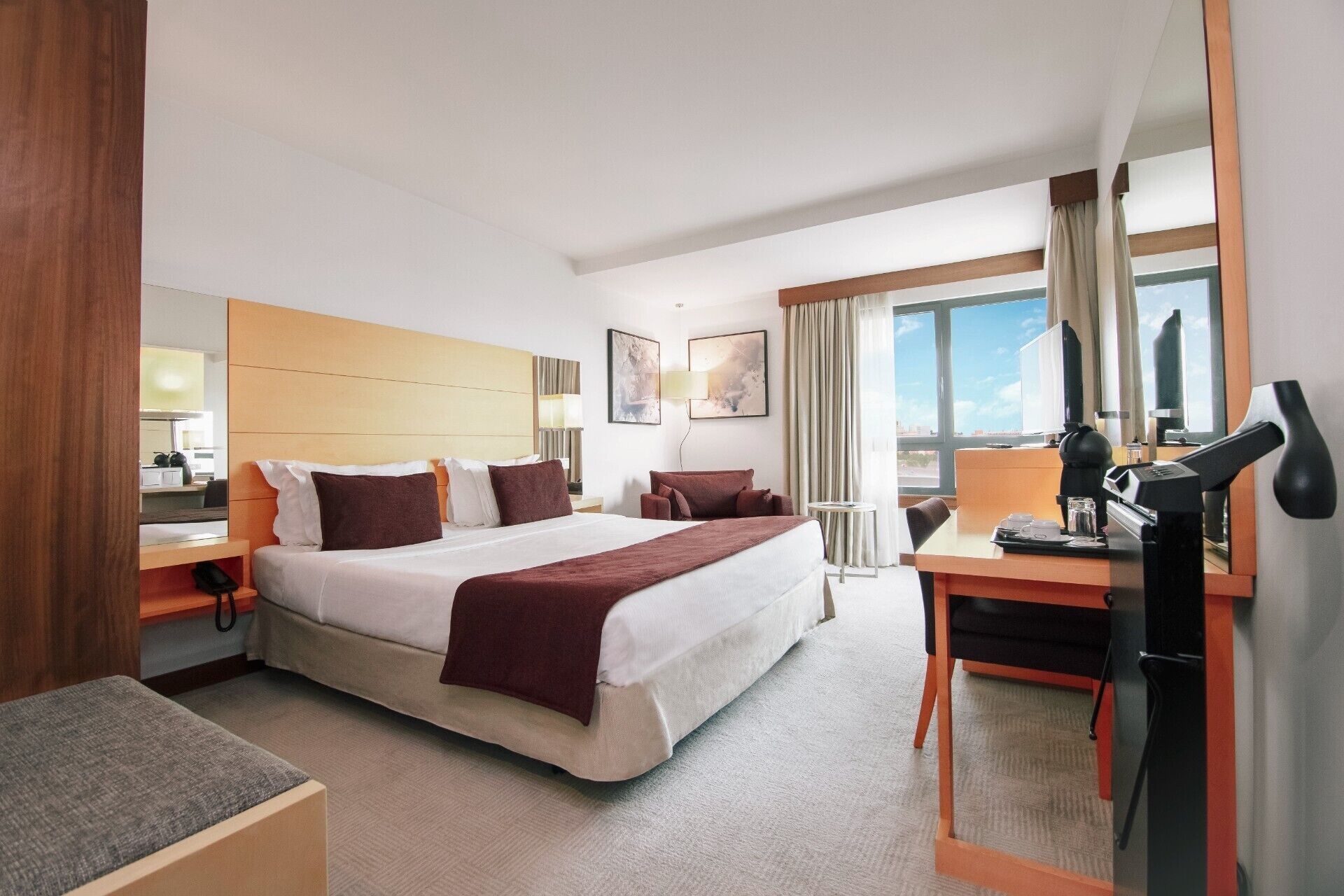 ROOM, DOUBLE OR TWIN BED, CITY VIEW