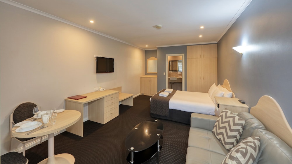 CHARLES RASP MOTOR INN AND COTTAGES 38/56
