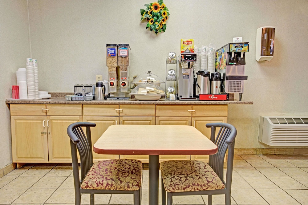 Howard Johnson By Wyndham Pikesville 16/19