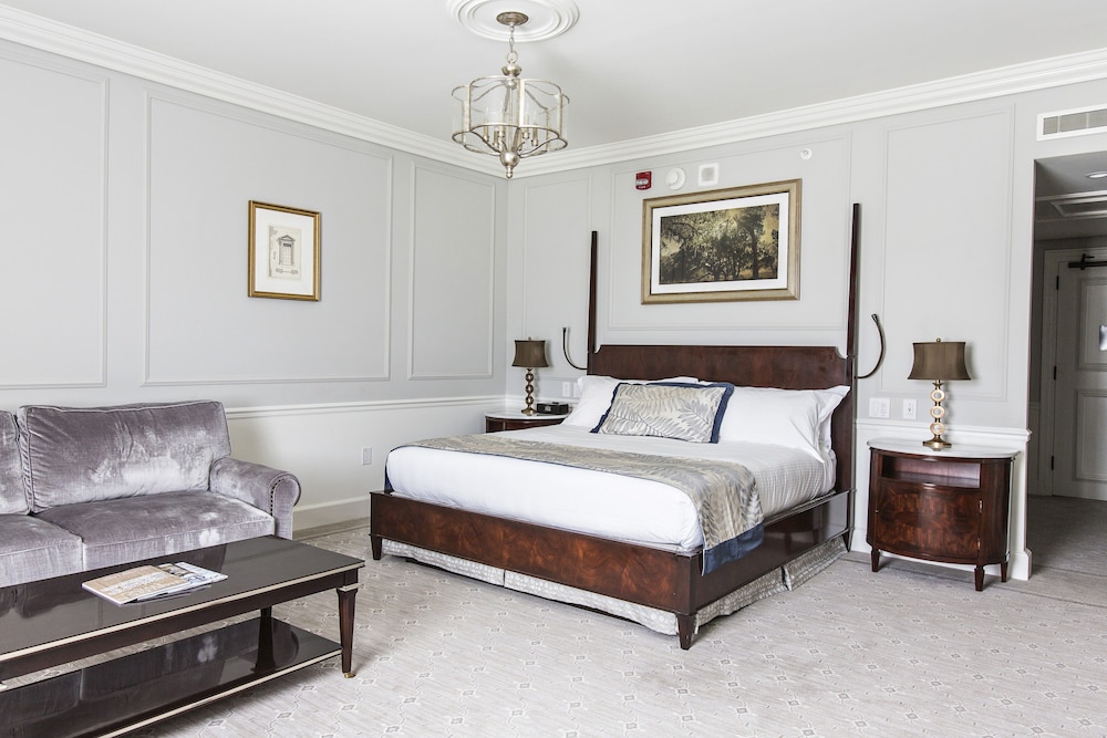 جناح جونيور بسرير كينج مع أريكة، The Charleston Place 2/4