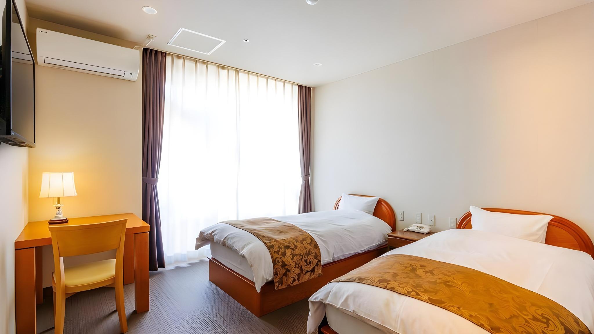 Room, Twin Beds, No Bathroom