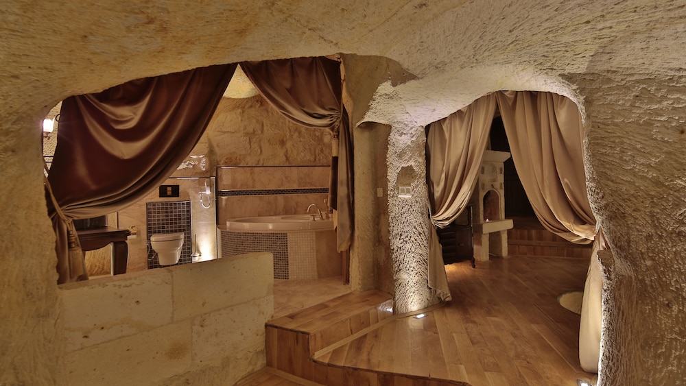 Golden Cave Suites 16/55