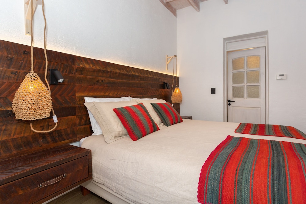 Kala, Queen Bed