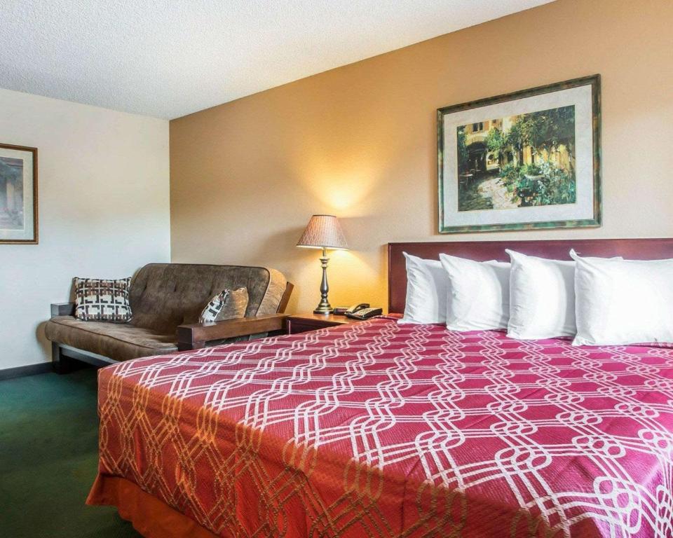SUITE, KING BED