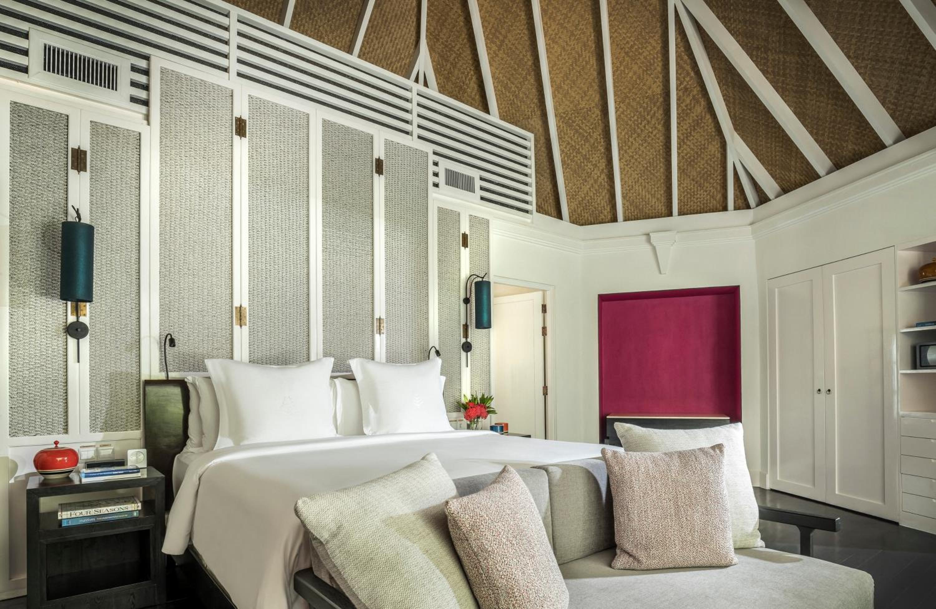 2 Bedrooms, Beach, Pavilion, King and Twin Beds, with Pool