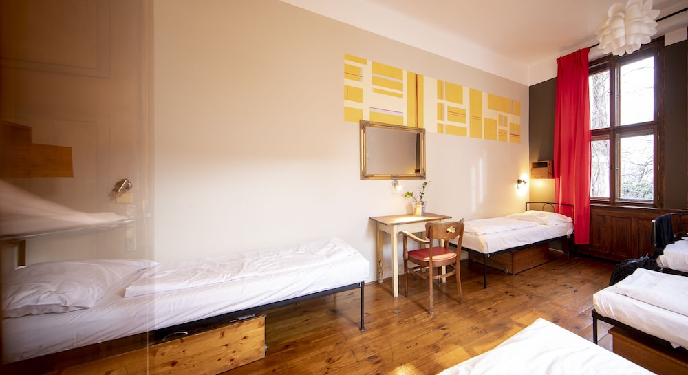 Sir Toby Apos S Hostel 30/70