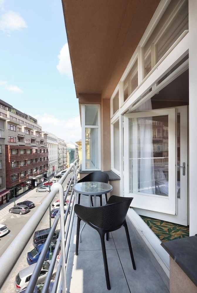 Amarilis Jerome Hotel 55/57