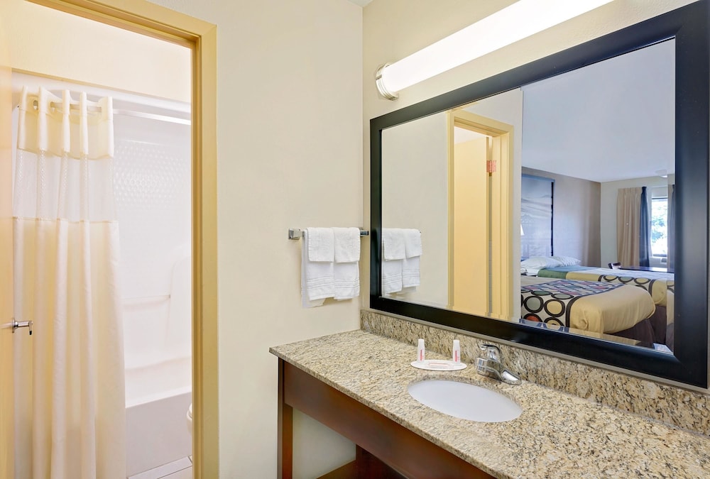 Super 8 By Wyndham Laurel, MS 7/19