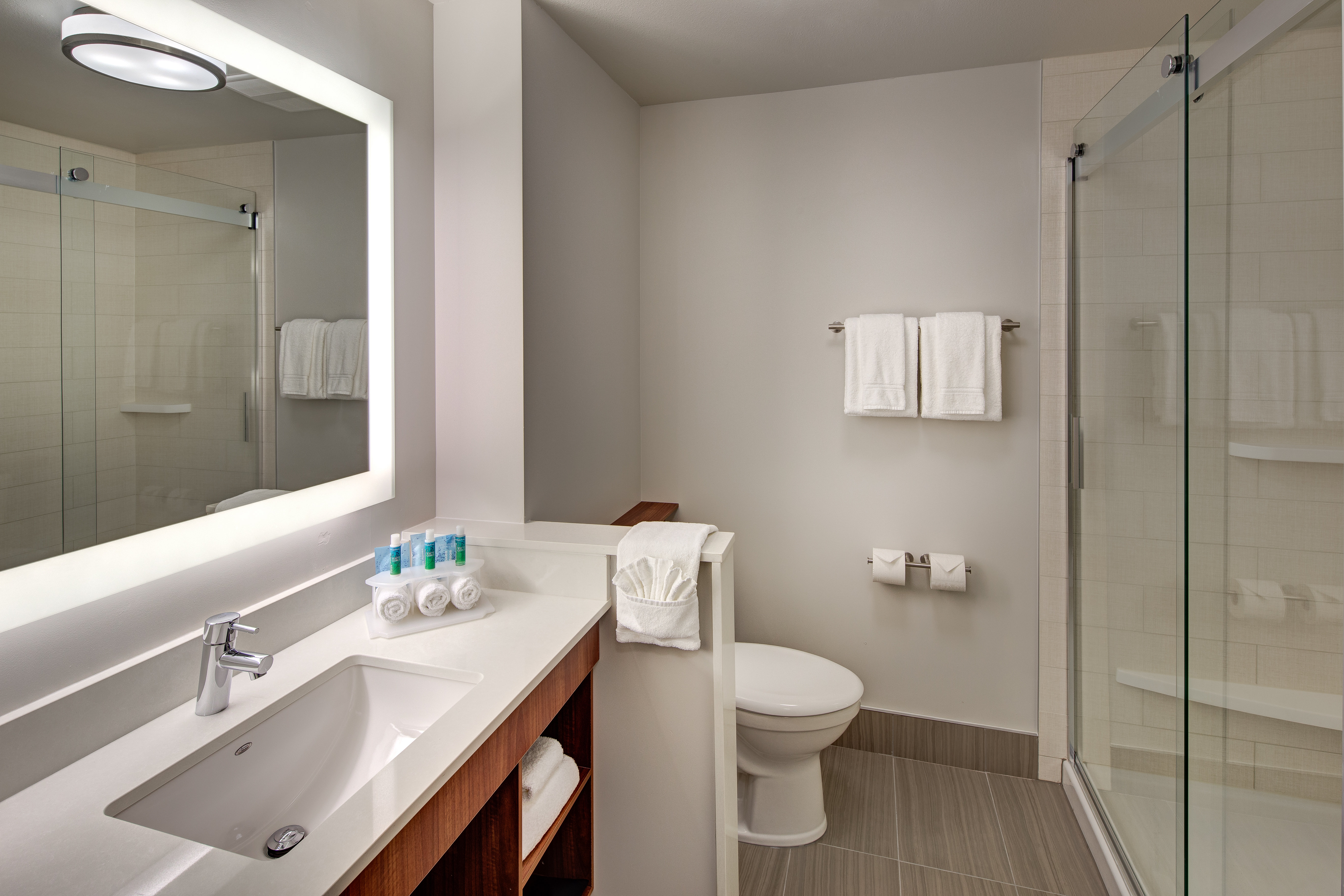 Holiday Inn Express Suites Terrace 53/55