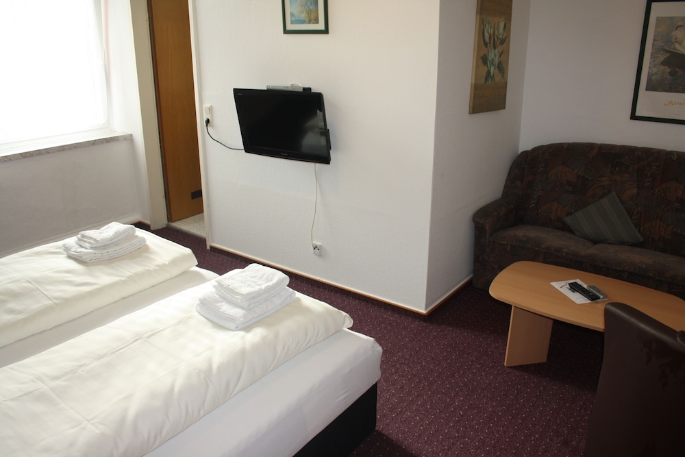 غرفة أساسية ثلاثية بسريرين منفصلين