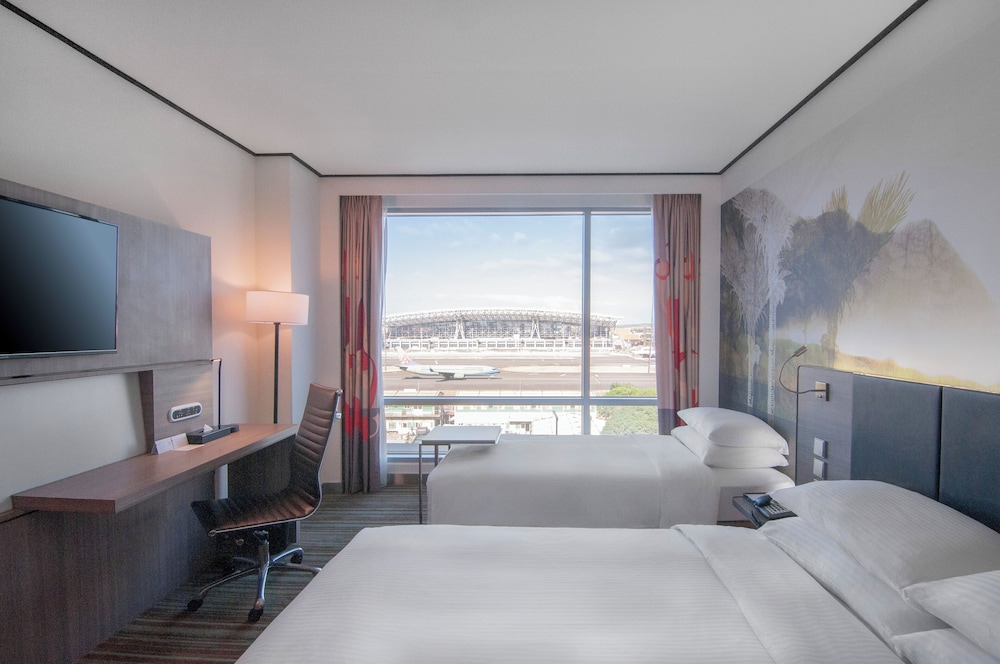 Deluxe, Twin Beds, Airport View