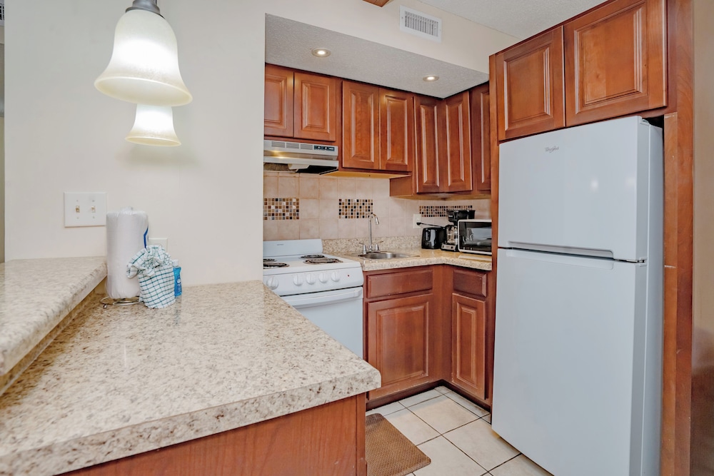 Oak Square Condominiums 6/50