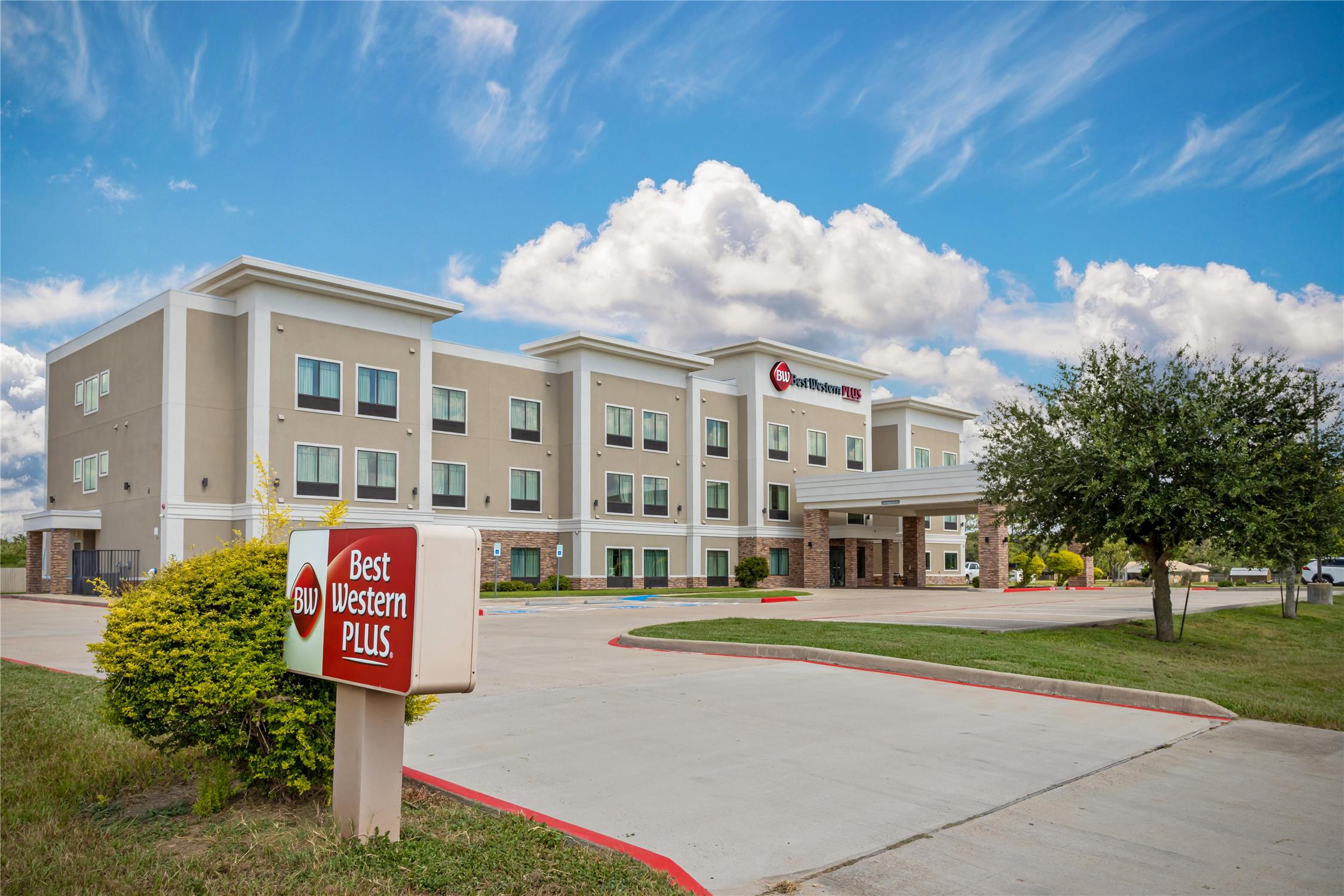 Best Western Plus Bay City Inn & Suites 41/44